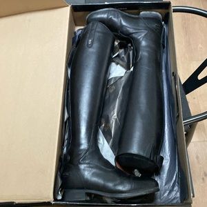 Excellent condition Donatello boots by Tredstep